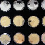 Medaillen-Posten mit 4 Kassetten und 2 Klappalben