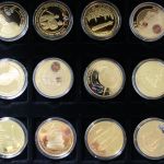 Medaillen-Posten mit 4 Kassetten und 2 Klappalben