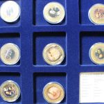 Medaillen-Posten mit 4 Kassetten und 2 Klappalben