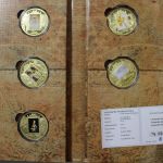 Medaillen-Posten mit 4 Kassetten und 2 Klappalben