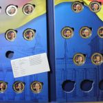 Medaillen-Posten mit 4 Kassetten und 2 Klappalben