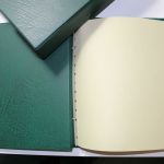 Leuchtturm, 3 grüne Drehstabbinder mit Kassetten, Aufdruck "GREAT BRITAIN"