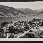 Zell am See, Ortsansicht mit Bahnlinie und Bergen
