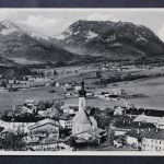 Reit i. Winkl, Ortsansicht mit dem Kaisergebirge, Kirche