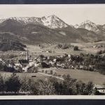 Siegsdorf, Blick zum Ort mit Hochfelln u. Hochgern