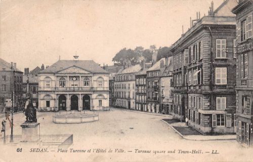 Frankreich Sedan Place Turenne et l`Hotel de Ville ngl 198.159
