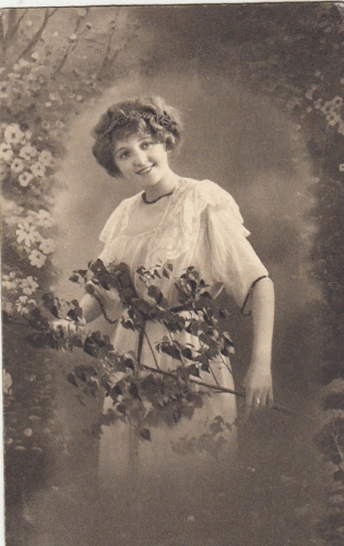 Dame im Garten gl1918 F9069