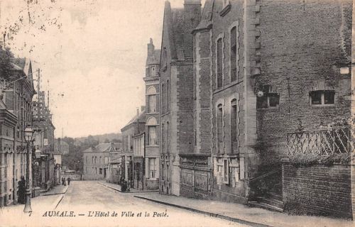 Frankreich 76 Aumale L`Hotel de Ville et la Poste gl1921 198.876
