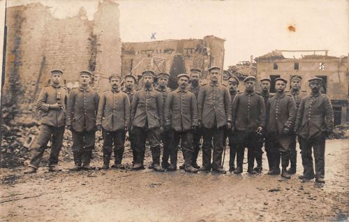 Motiv Militär Soldatenportrait Zerstörte Gebäude Fotokarte feldpgl1915 301.206