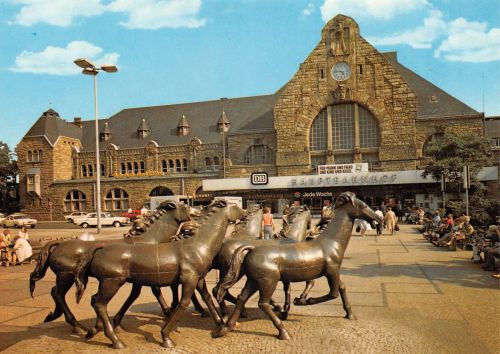 Bad Aachen Hauptbahnhof mit Pferdegruppe ngl 305.720