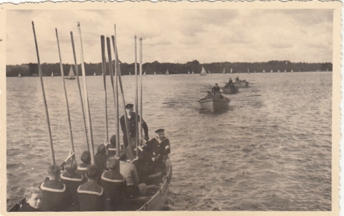 Matrosen in Ruderbooten ngl G4200