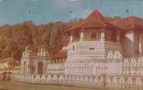 Ceylon, Temple of the holy Tooth (Dalada maligava) Kandy, Sri Lanka glum 1970? G5074