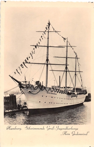 Schwimmende Groß-Jugendherberge "Hein Godenwind" im Hamburger Hafen ngl 151.317