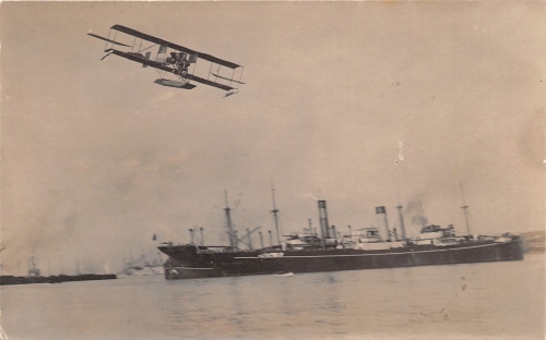 Luftfahrtpionier Alter Doppeldecker Wasserflugzeug vor Schiffsflotte ngl 151.580