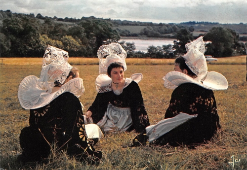 Trachten La Bretagne Jeunes filles en costume de Quimerlé ngl 156.740
