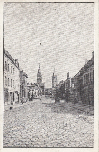 Hauptstraße Richtung Kirche. Wer kennt die Stadt? ngl E0673