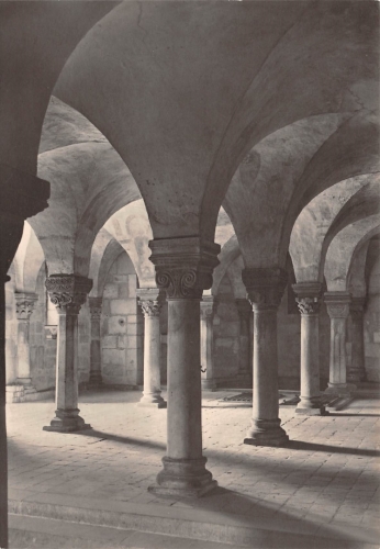 Quedlinburg Stiftskirche Schrägblick durch die Krypta ngl 159.005