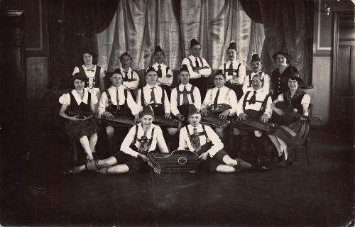 Orchester in Tracht ngl 161.167