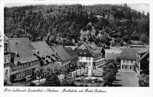 Lautenthal i.Harz Marktplatz mit Hotel Rathaus bahnpgl1955 181.363