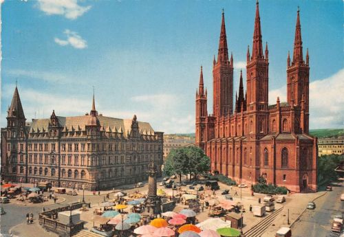 Wiesbaden Marktplatz mit Rathaus und Kirche gl1964 193.571