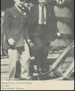 General Clay und Ernst Reuter vor dem Schöneberger Rathaus ngl 138.629