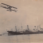 Luftfahrtpionier Alter Doppeldecker Wasserflugzeug vor Schiffsflotte ngl 151.580