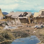 Perú Puno, Houses and rush-boats of the Uros in their floating Islets ngl D6157