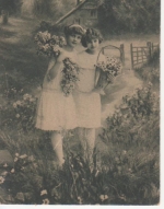 Mädchen beim Blumen pflücken feldpgl1918 222.123