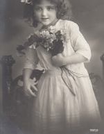 Mädchen mit Blumenstrauss gl1917 F0742