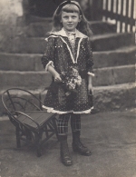 Mädle mit Blumensträusschen ngl F0748