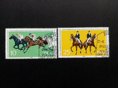 DDR MI-NR. 2449-2450 GESTEMPELT(USED) PFERDEZUCHT KONGRESS DRESSUR GALOPPRENNEN 1979