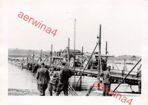 Deutsche Zugmaschine mit Geschütz Memel Behelfsbrücke bei Wilna Litauen Ostfront