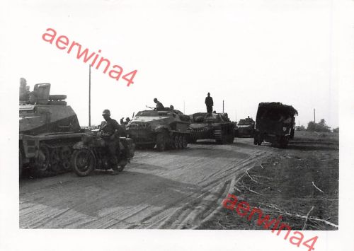 Kolonne deutsche Schützenpanzer Sd. Kfz. 251 Rollbahn Wilna Litauen Ostfront