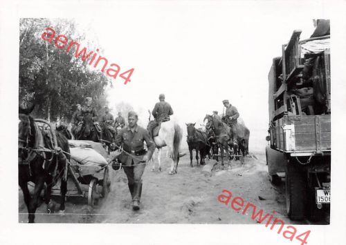 Vormarsch deutsche Soldaten mit Pferdewagen Rollbahn Wilna Litauen Ostfront