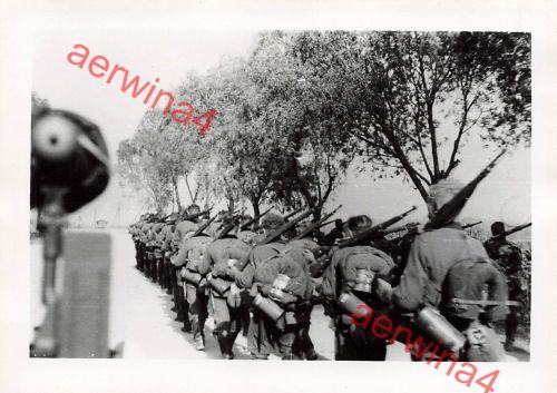 Deutsche Soldaten marschieren bei Kaunas Litauen Ostfront