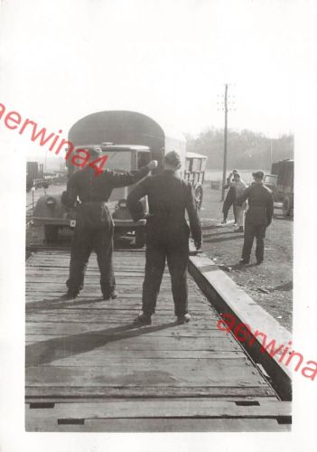 Deutscher LKW Mercedes fährt auf Waggon Zugtransport an die Ostfront