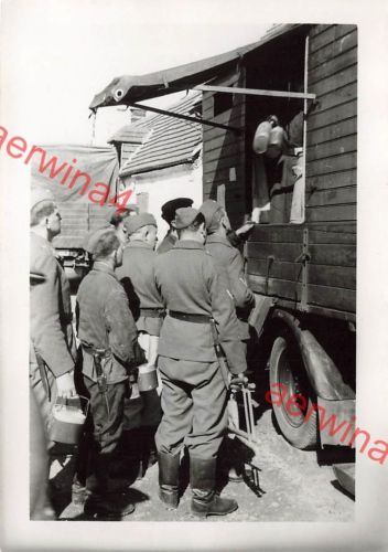 Deutsche Soldaten stehen Schlange an Feldküche Flugplatz Minsk Belarus Ostfront