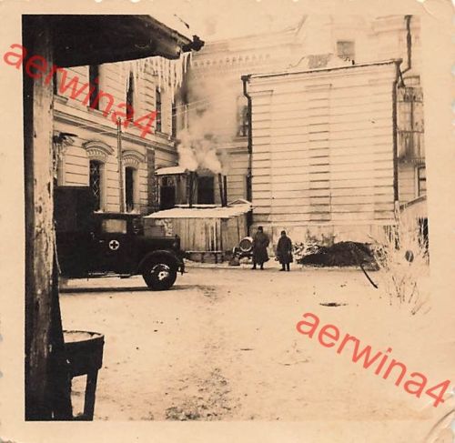 Deutsche Soldaten an der Kirche des Lazarett in Sumy Ukraine Ostfront