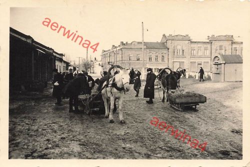 Ukrainer mit Panjeschlitten auf dem Markt in Sumy Ukraine Ostfront