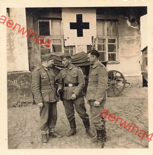 Deutsche Soldaten im Hof des Lazarett in Sumy Ukraine Ostfront