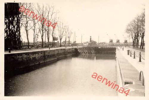Deutsche Soldaten an Kanalanlage Schleuse im Hafen Rochefort Frankreich