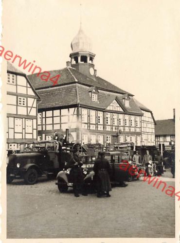 Deutsche Soldaten mit Feldküche vor dem Rathaus Grabow Mecklenburg