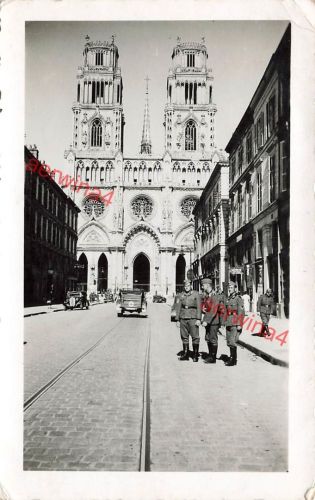 Deutsche Soldaten mit Kübelwagen an Kathedrale Orleans Frankreich