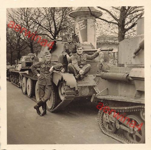 Deutsche Soldaten mit engl. Beute Panzer Cruiser Tank Mk III Leipzig