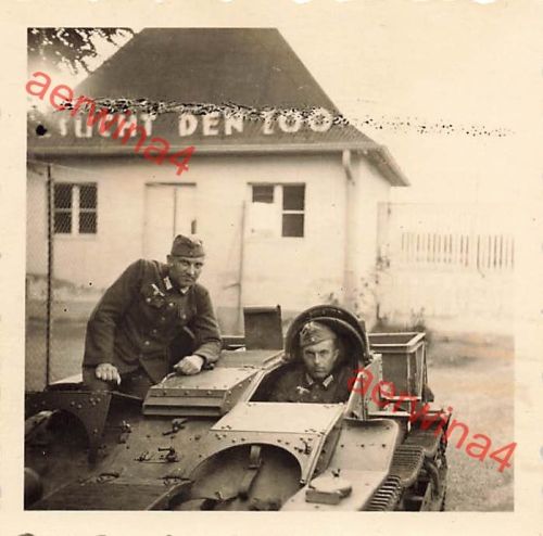 Deutsche Soldaten mit franz. Beute Artillerieschlepper Chenillette Zoo Leipzig