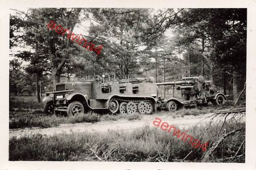 Zugmaschine Sd. Kfz. 7 mit 8,8 Flak bei Übung in Burg bei Magdeburg