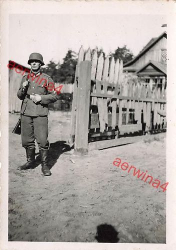 Deutscher Wachposten am Quartier in Luga Russland Ostfront