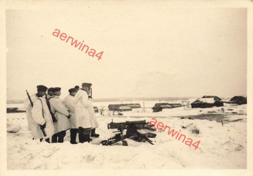 MG 08 Stellung mit Soldaten mit Schneetarn Leningrad Front Russland Ostfront