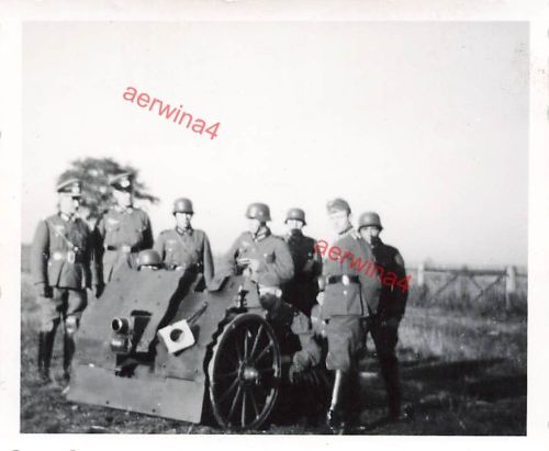 Deutsche Soldaten mit 7,5 cm Infantrie Geschütz 18