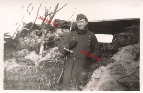 Deutscher Soldat Wachposten am Atlantikwall Frankreich